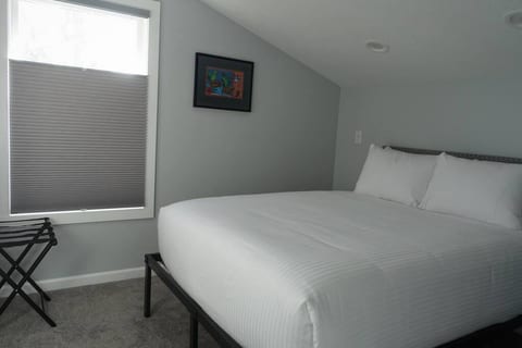 The Lilly Pad + PET Friendly Fenced YARD!