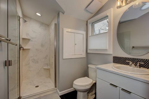 The Lilly Pad + PET Friendly Fenced YARD!