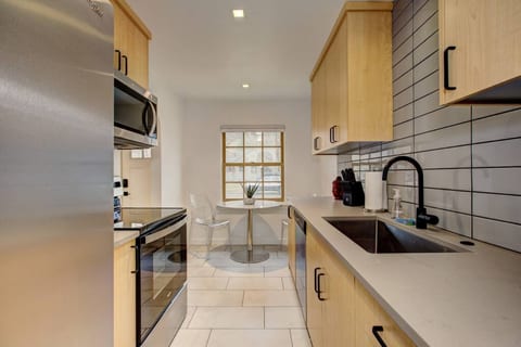Newly Renovated in Hyde Park 21Parking +Laundry