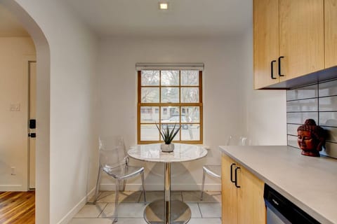 Newly Renovated in Hyde Park 21Parking +Laundry