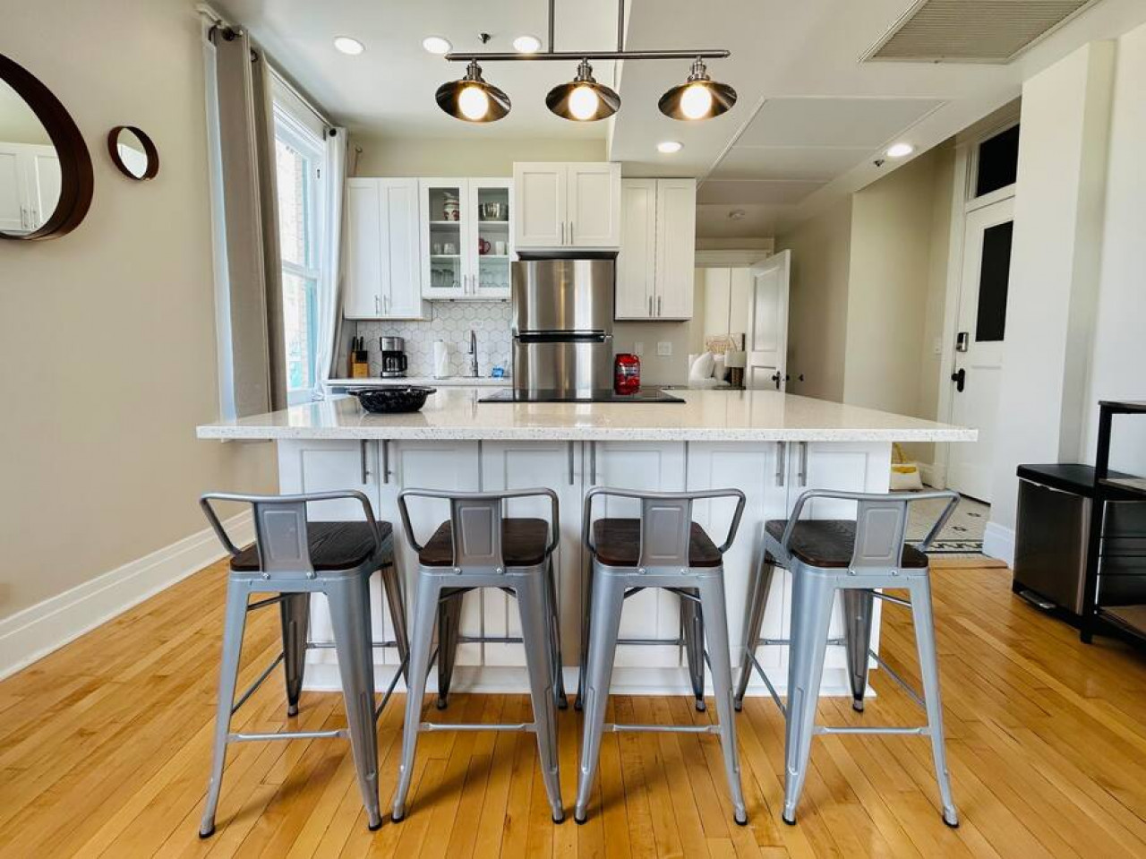 2-bed-luxury-downtown-apt-with-free-parking!/