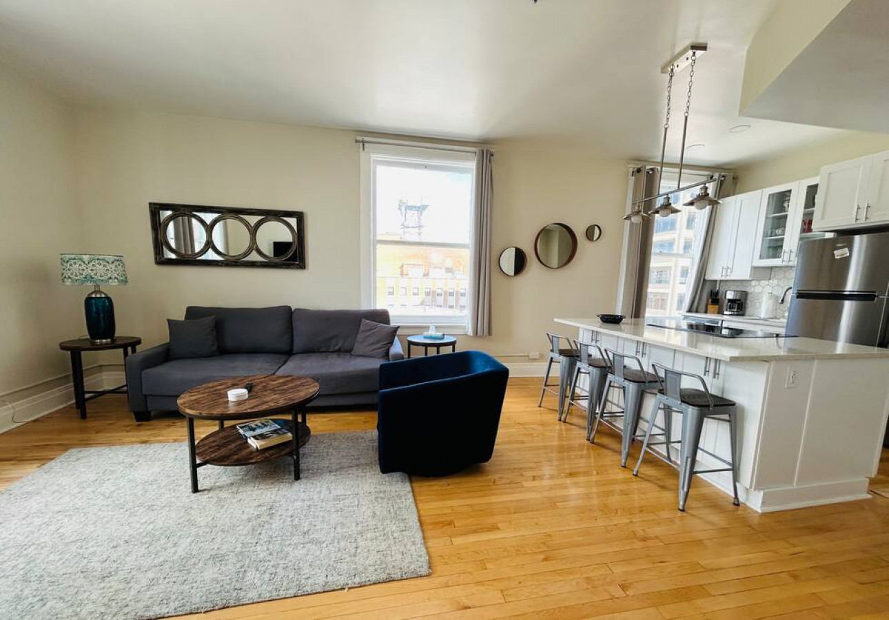 2-bed-luxury-downtown-apt-with-free-parking!/