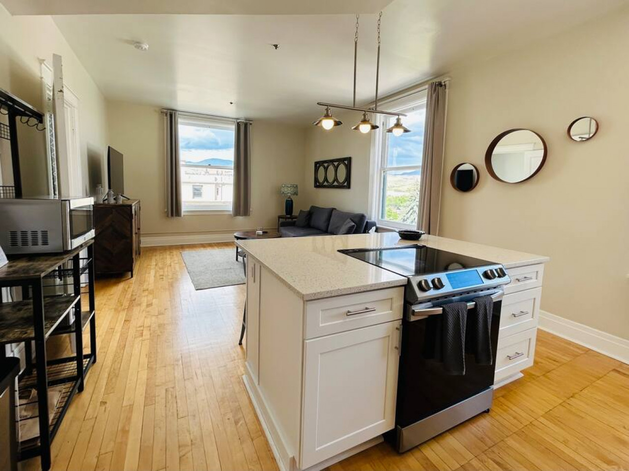 2-bed-luxury-downtown-apt-with-free-parking!/