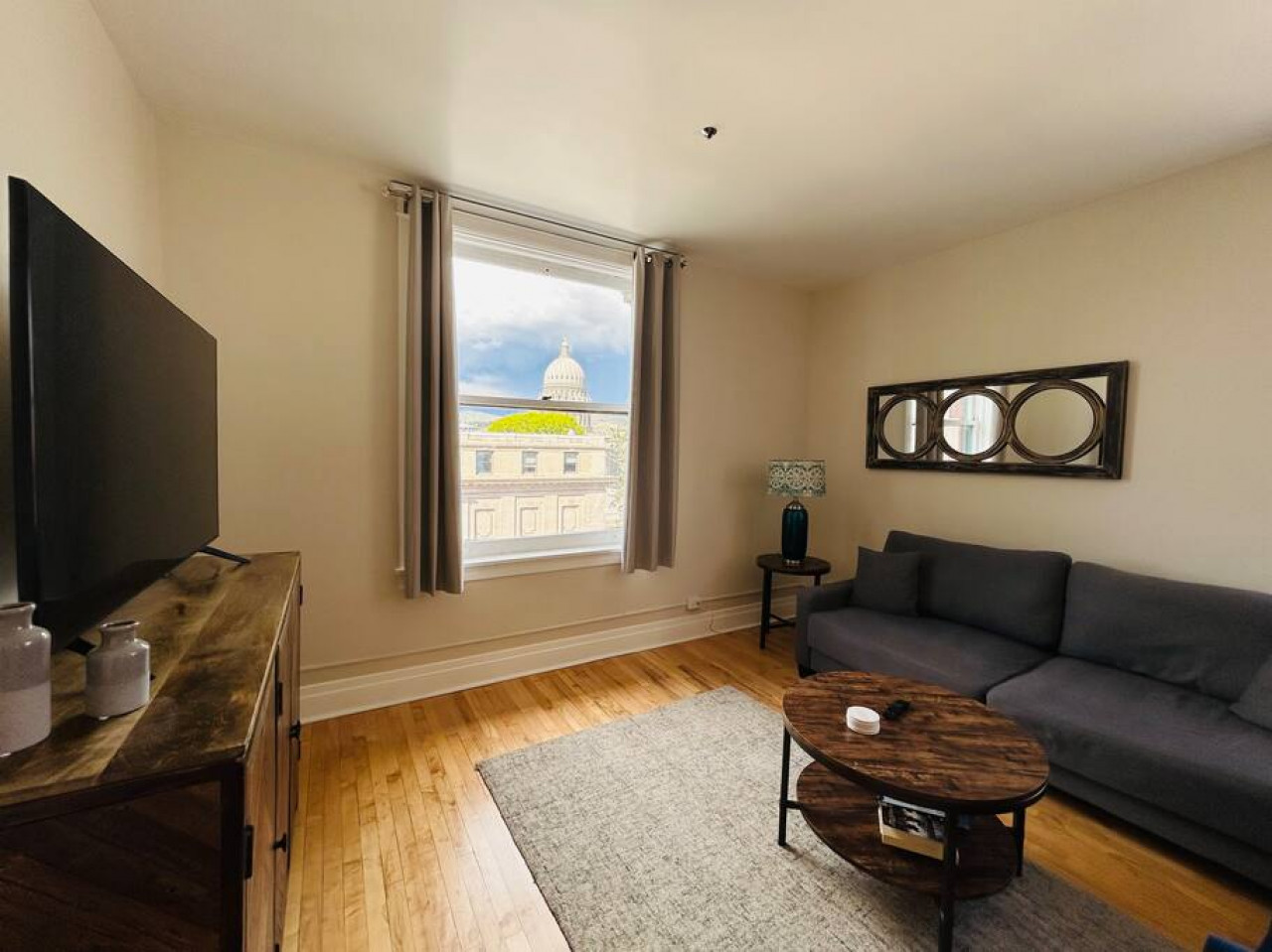 2-bed-luxury-downtown-apt-with-free-parking!/