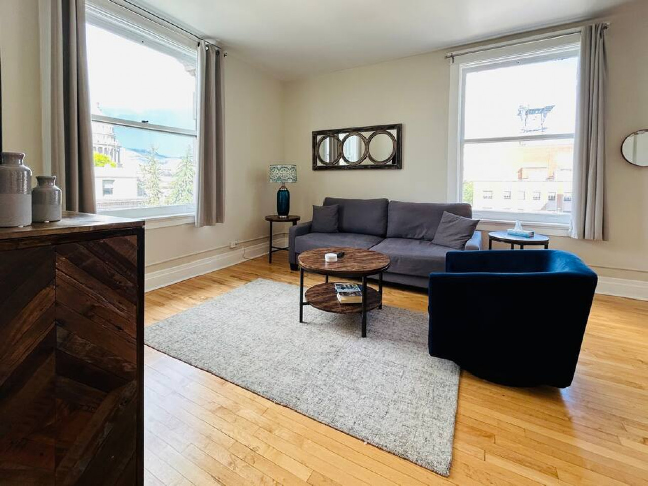 2-bed-luxury-downtown-apt-with-free-parking!/