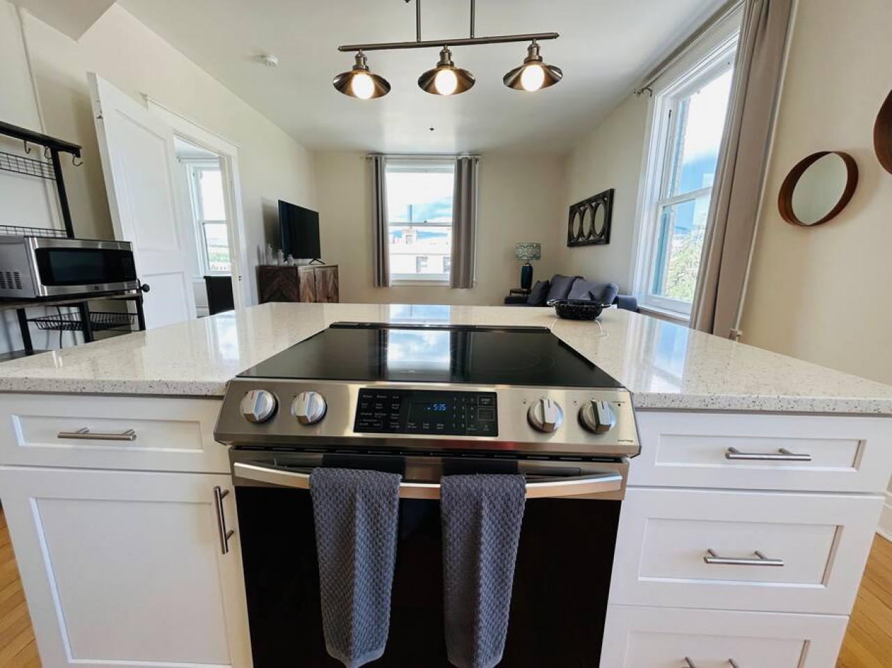 2-bed-luxury-downtown-apt-with-free-parking!/