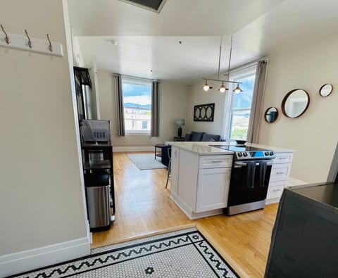 2 bed luxury Downtown Apt with free parking!