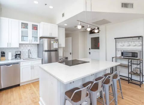 2 bed luxury Downtown Apt with free parking!