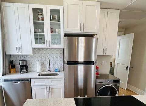 2 bed luxury Downtown Apt with free parking!