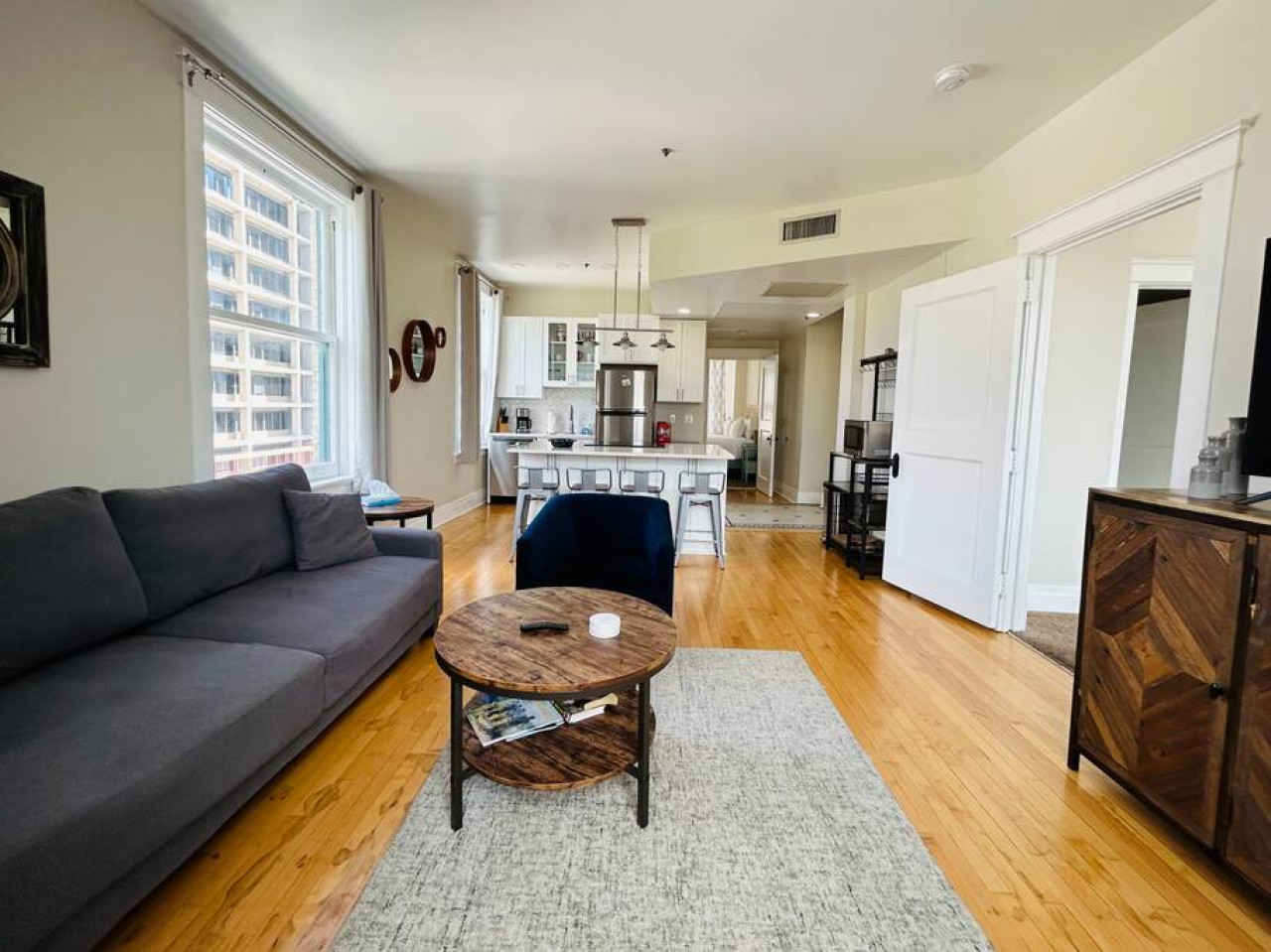 2-bed-luxury-downtown-apt-with-free-parking!/