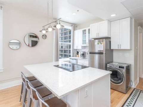 2 bed luxury Downtown Apt with free parking!