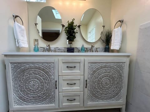 Paradise Place, Pets/Ms. Pac Man