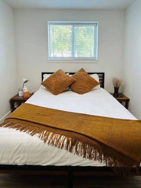 Bedroom 1: Queen bed