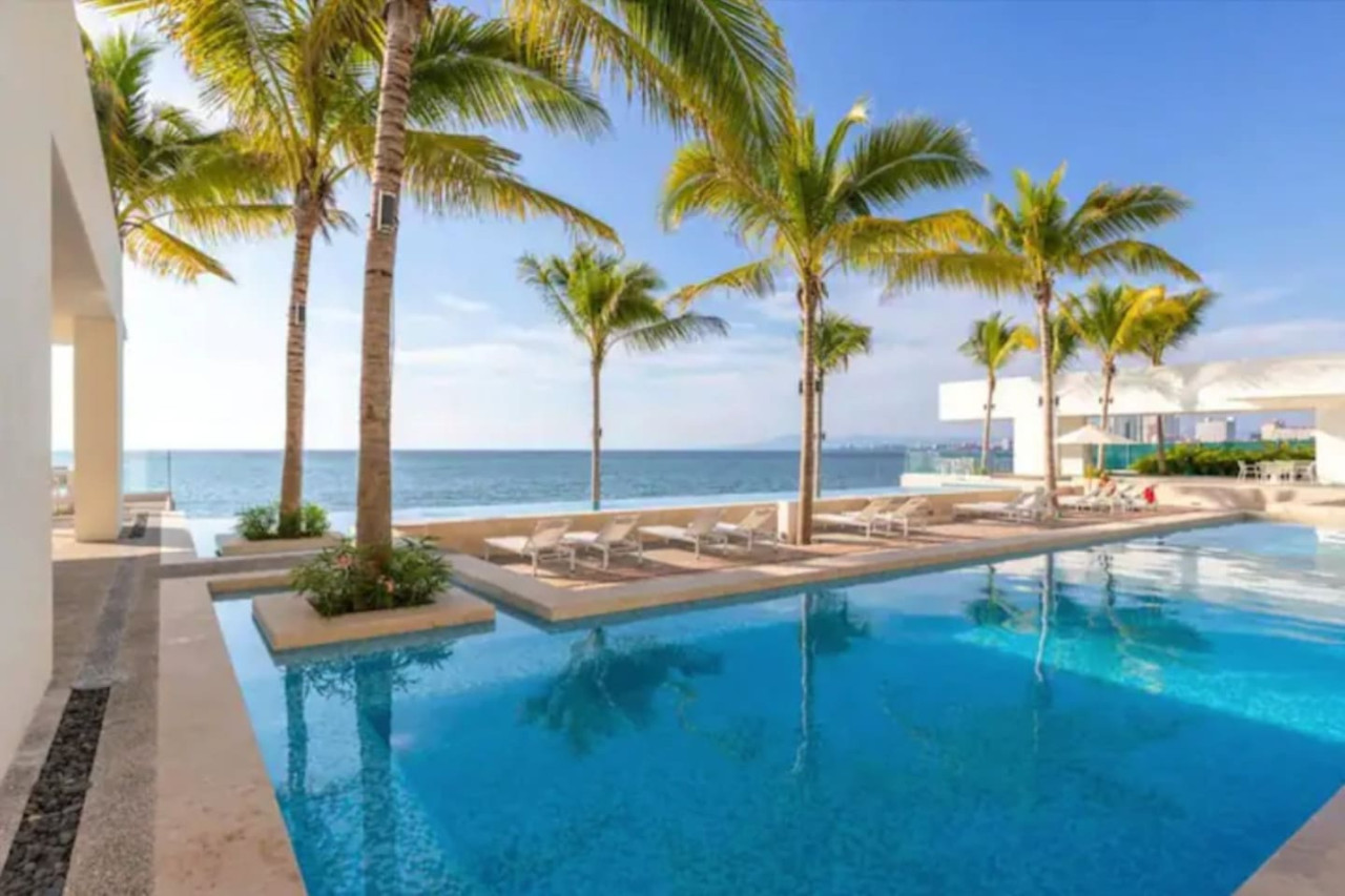 stylish-beachfront-studio-with-breakfast-wake-up-to-ocean-views!/