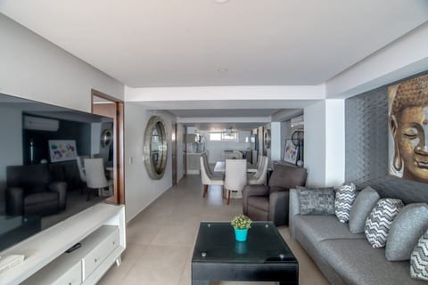 Stylish 2 Bedroom Condo - 2 Balconies - Beachfront
