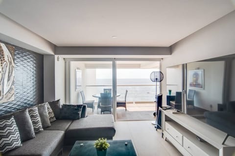 Stylish 2 Bedroom Condo - 2 Balconies - Beachfront