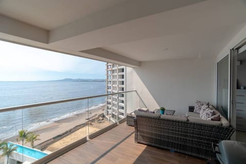Stylish 2 Bedroom Condo - 2 Balconies - Beachfront