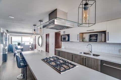 Stylish 2 Bedroom Condo - 2 Balconies - Beachfront