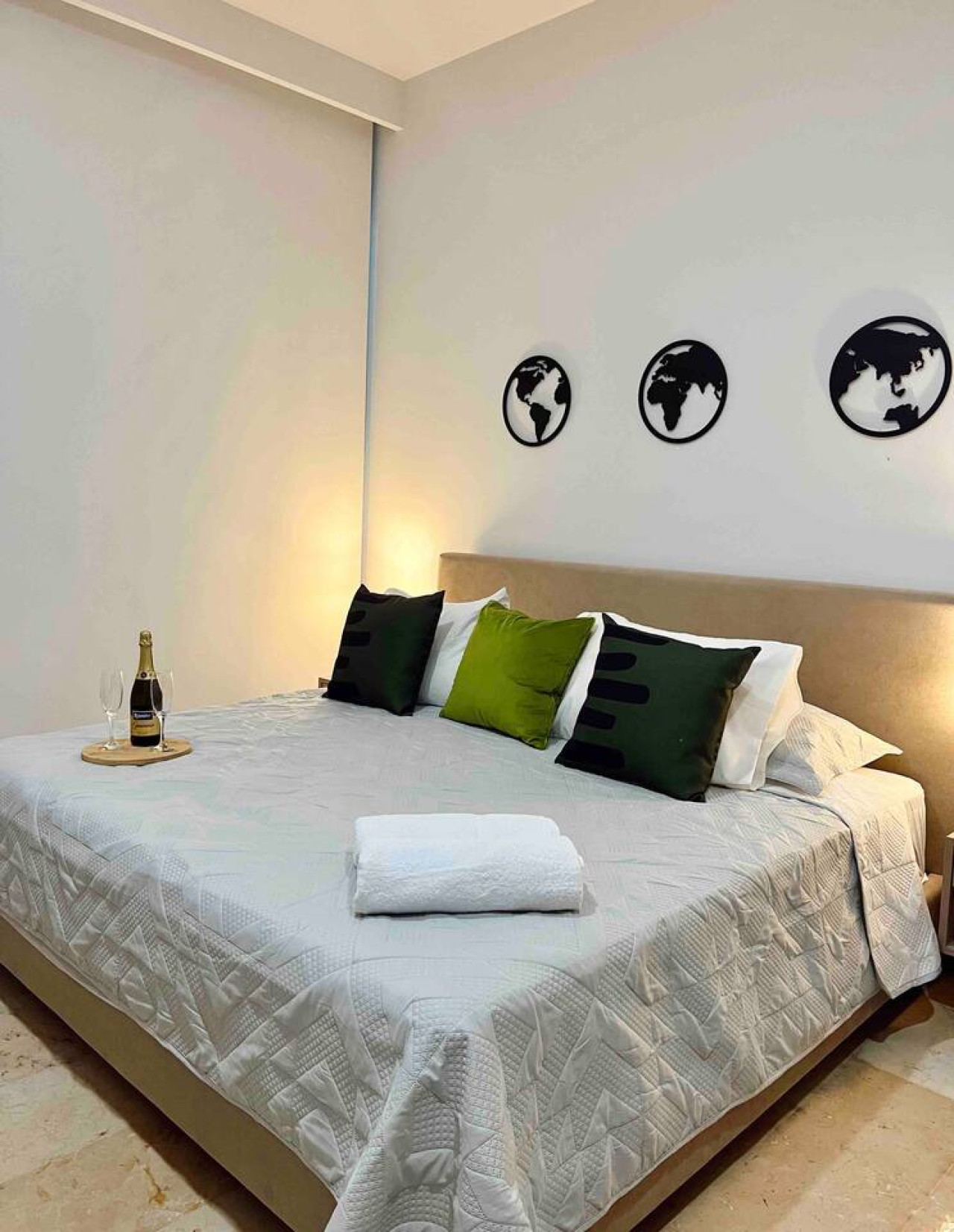 luxury-stay-at-menesse-08-pool-jacuzzi-sauna-and-gym-included/