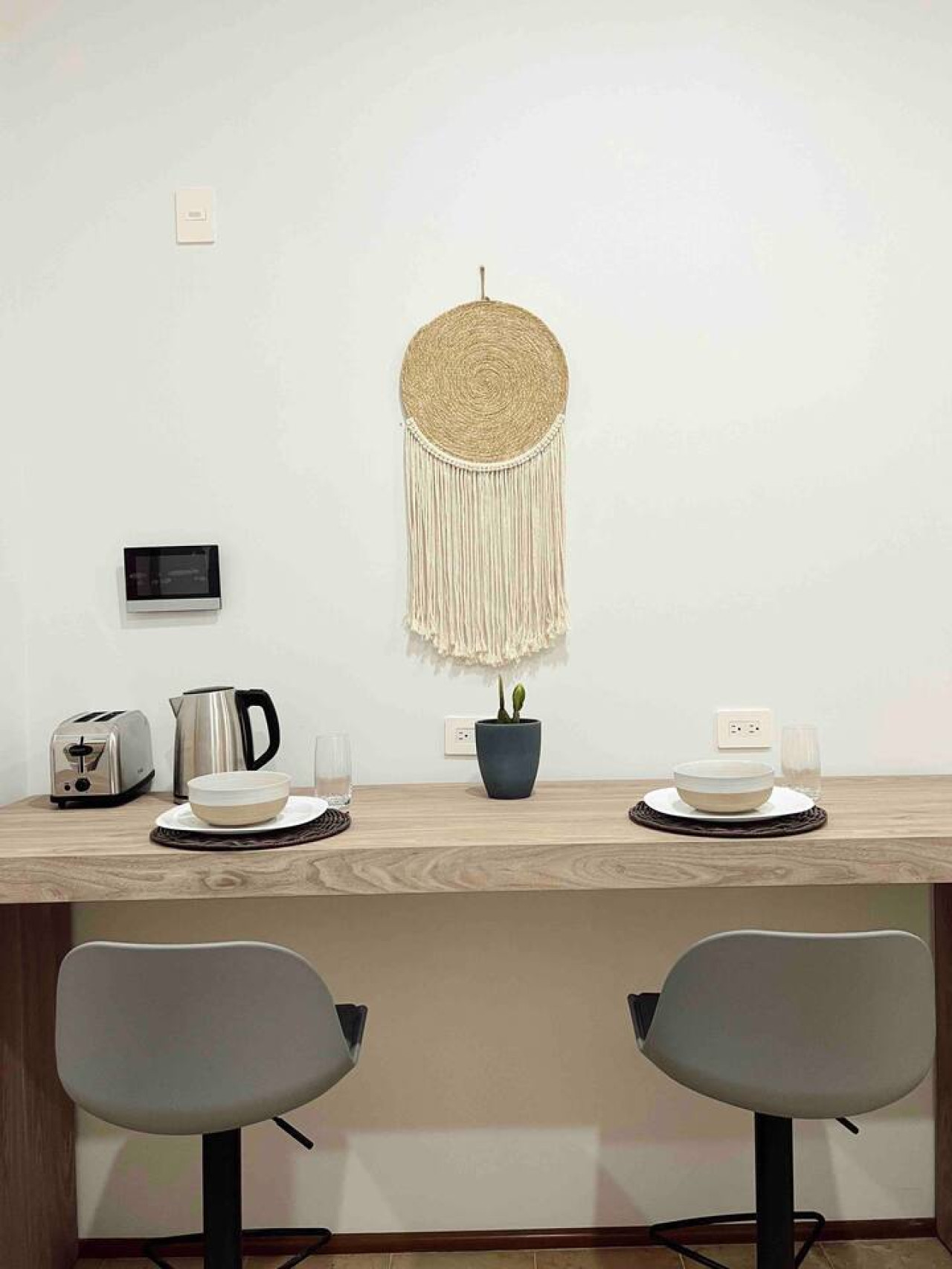 luxury-stay-at-menesse-08-pool-jacuzzi-sauna-and-gym-included/