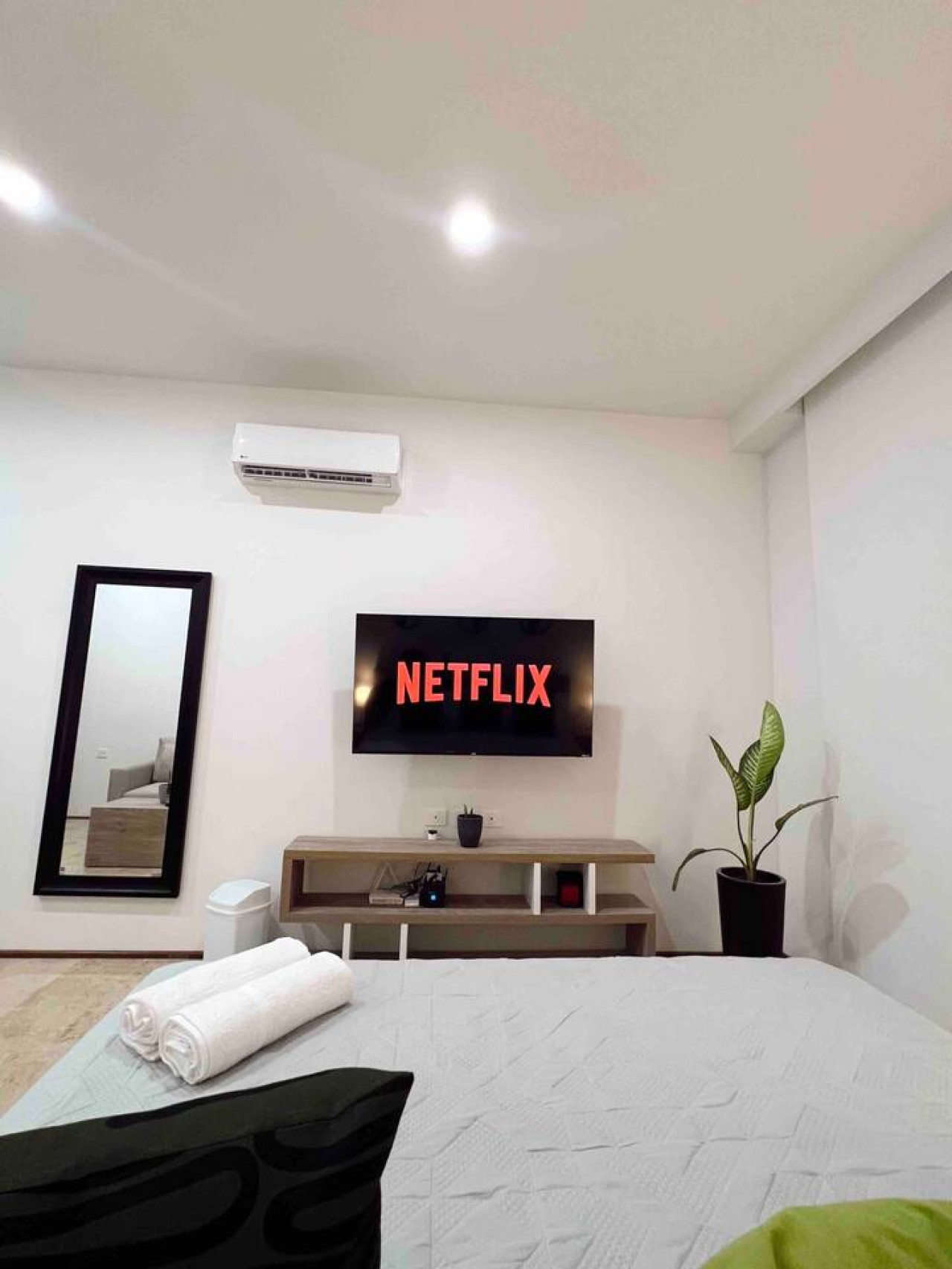 luxury-stay-at-menesse-08-pool-jacuzzi-sauna-and-gym-included/