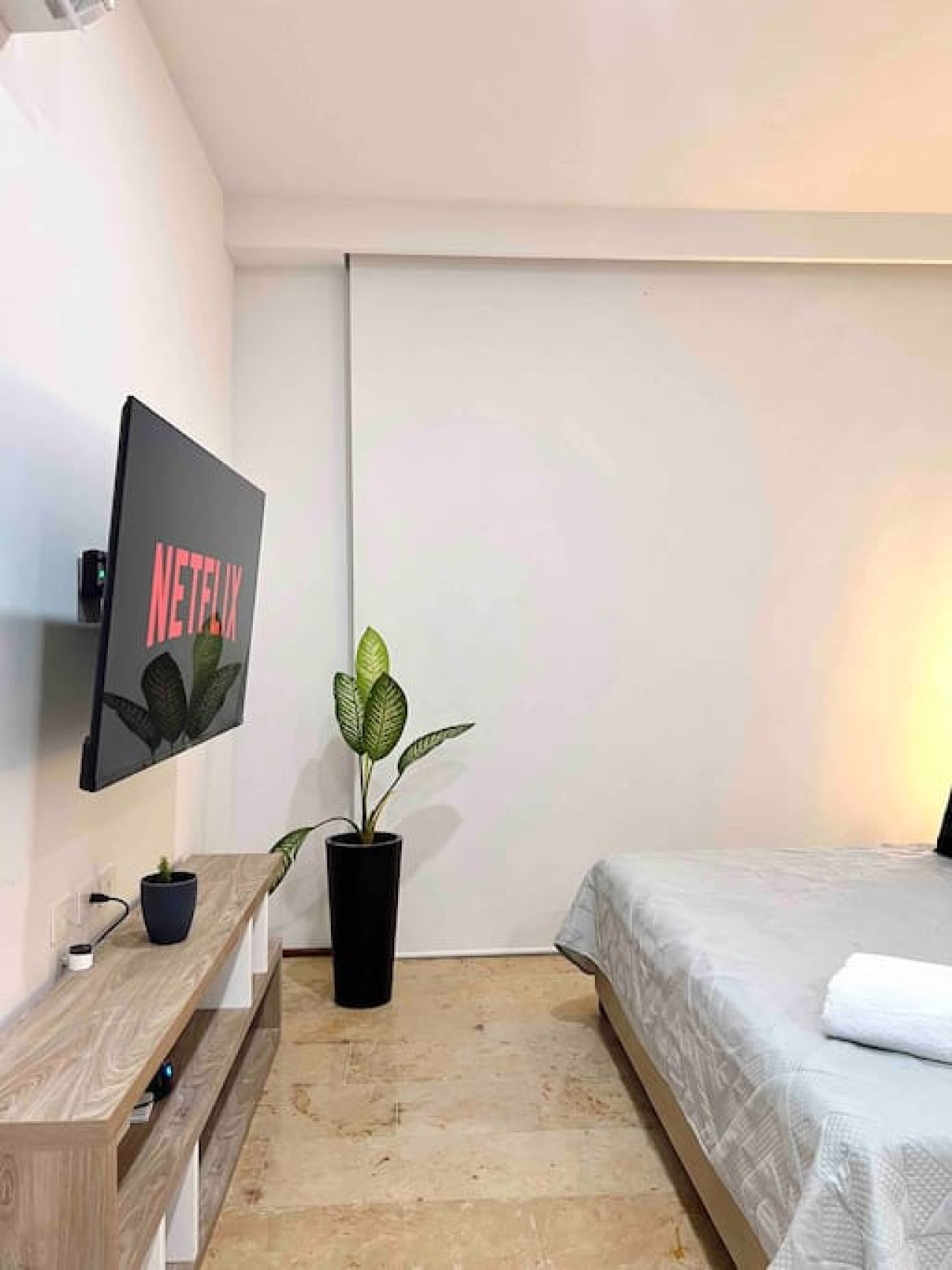 luxury-stay-at-menesse-08-pool-jacuzzi-sauna-and-gym-included/