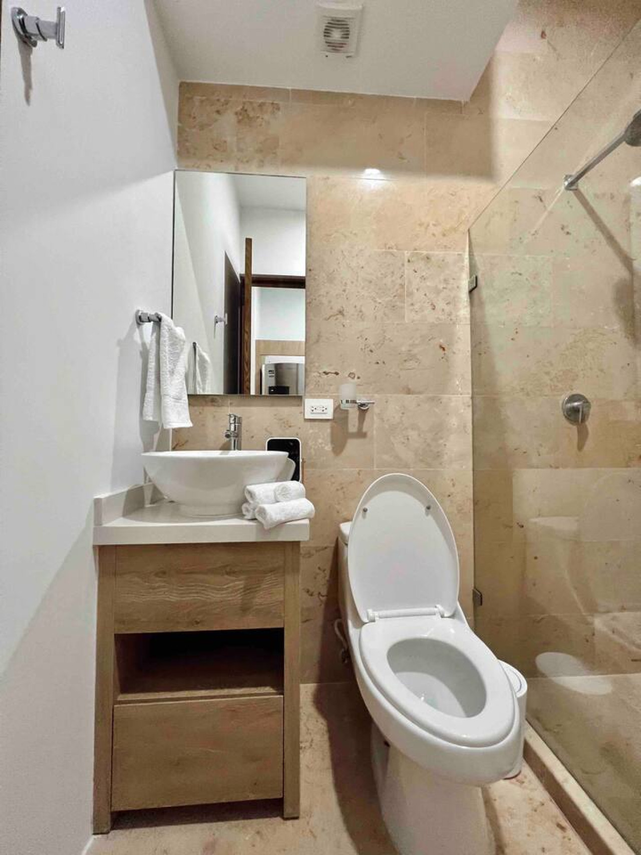 luxury-stay-at-menesse-08-pool-jacuzzi-sauna-and-gym-included/