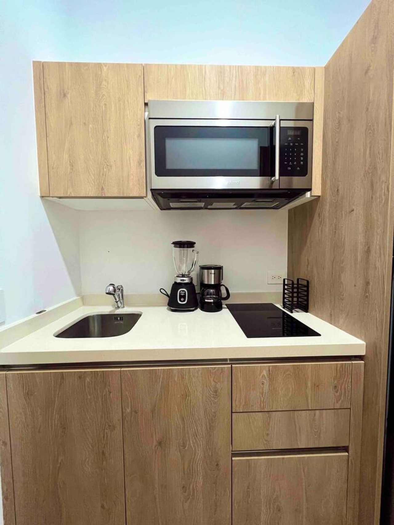 luxury-stay-at-menesse-08-pool-jacuzzi-sauna-and-gym-included/