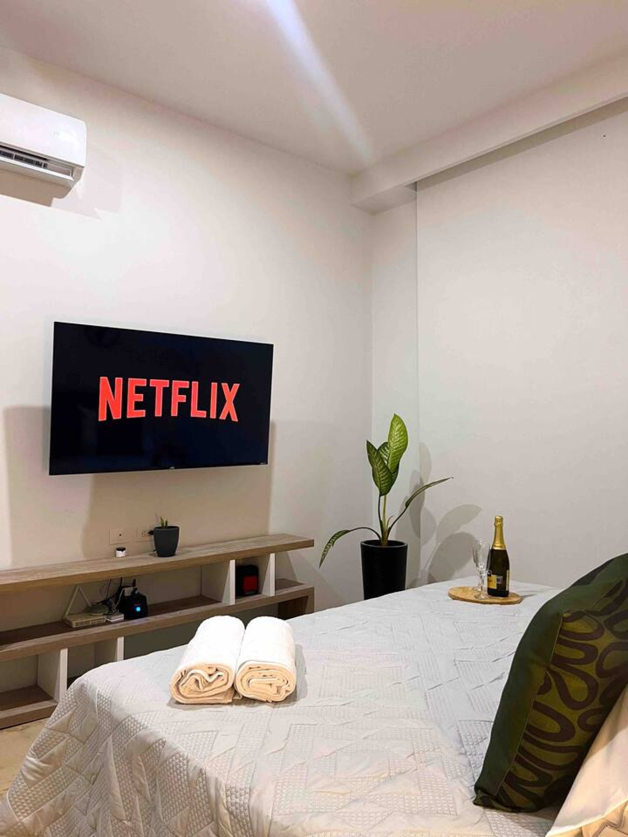 luxury-stay-at-menesse-08-pool-jacuzzi-sauna-and-gym-included/