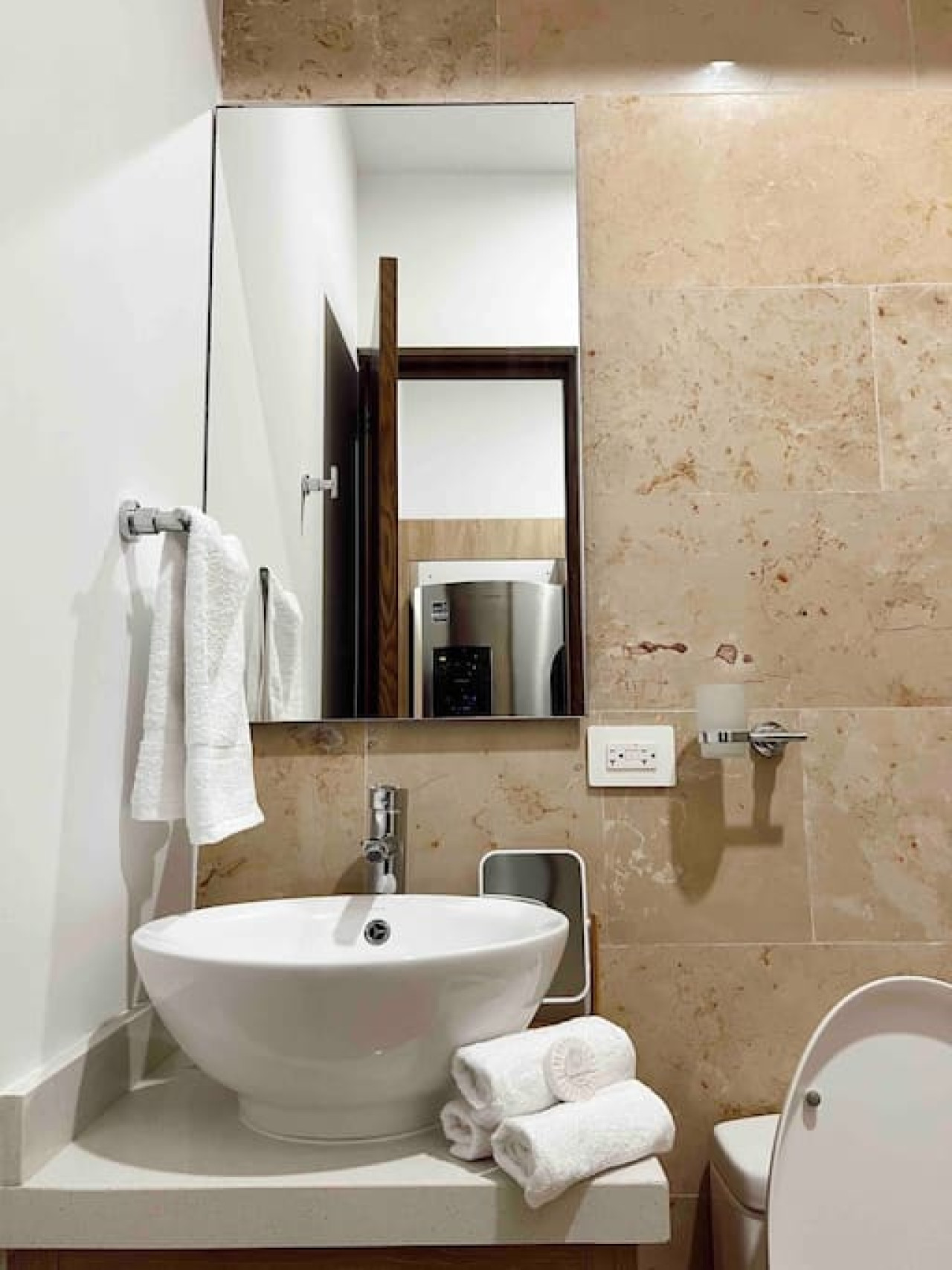 luxury-stay-at-menesse-08-pool-jacuzzi-sauna-and-gym-included/