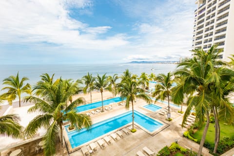 Serene Beachfront Escape – Includes Delicious Breakfast