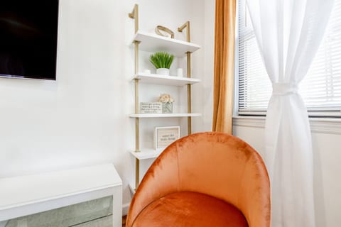 Real Estate-4dc03d5b-4c7b-41a7-b3e1-092a7c614a14-RUTH_ELTONST_050923-121.JPG