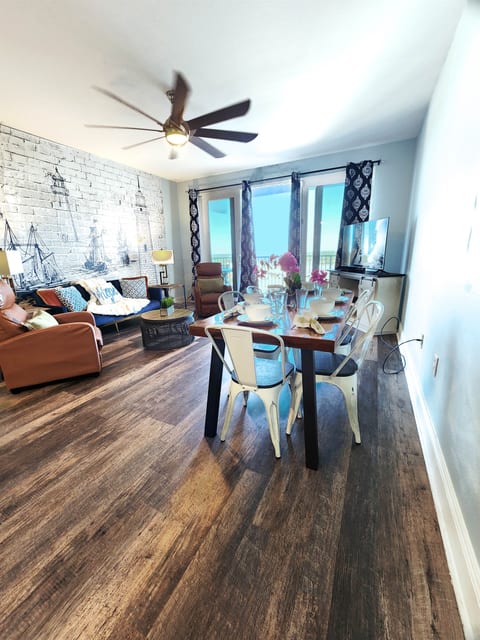 Laketown Wharf 1530