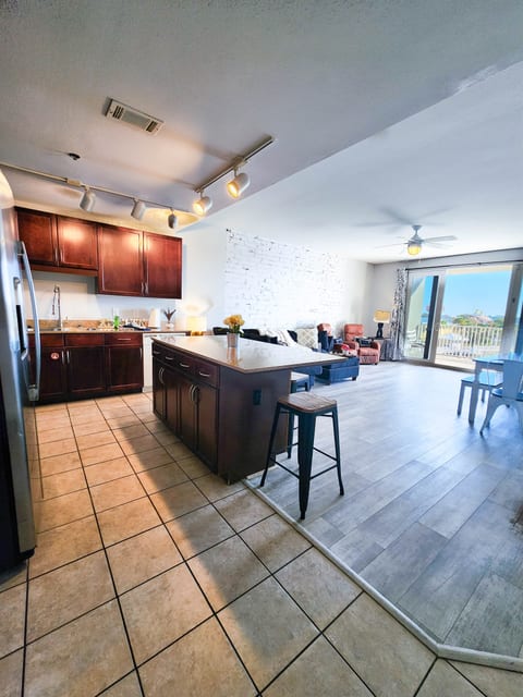 Laketown Wharf 233