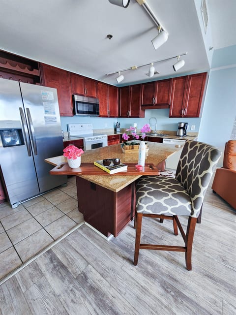 Laketown Wharf 535