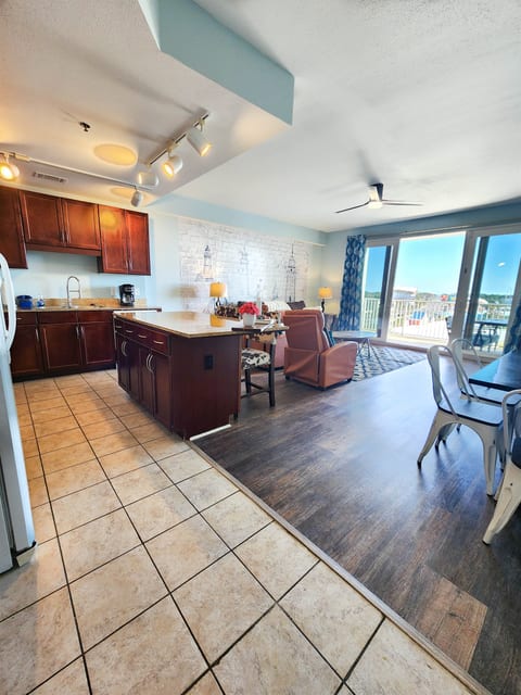 Laketown Wharf 537