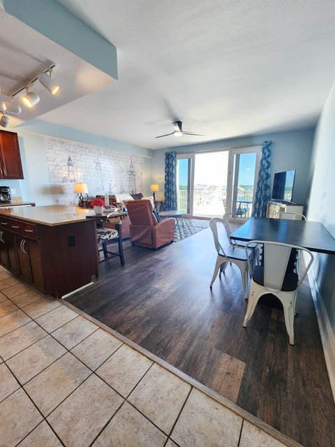 Laketown Wharf 537
