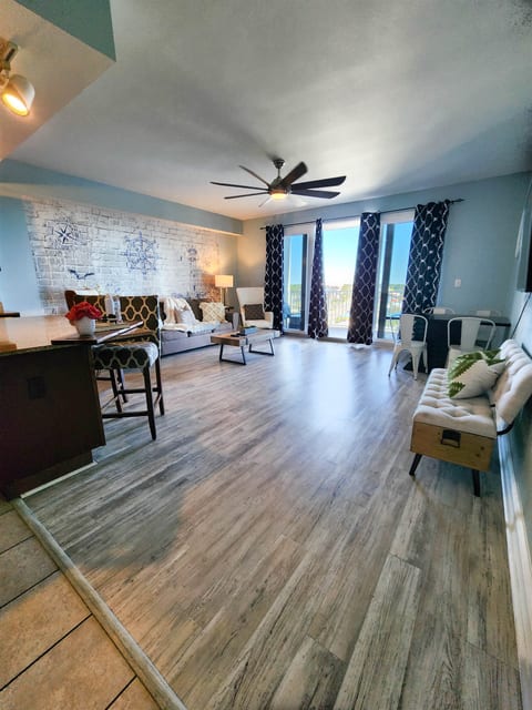 Laketown Wharf 735