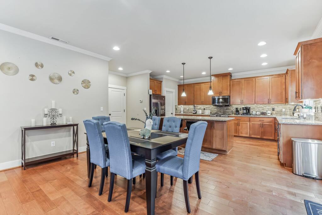 Spacious nice 5 bedroom house - Beaverton