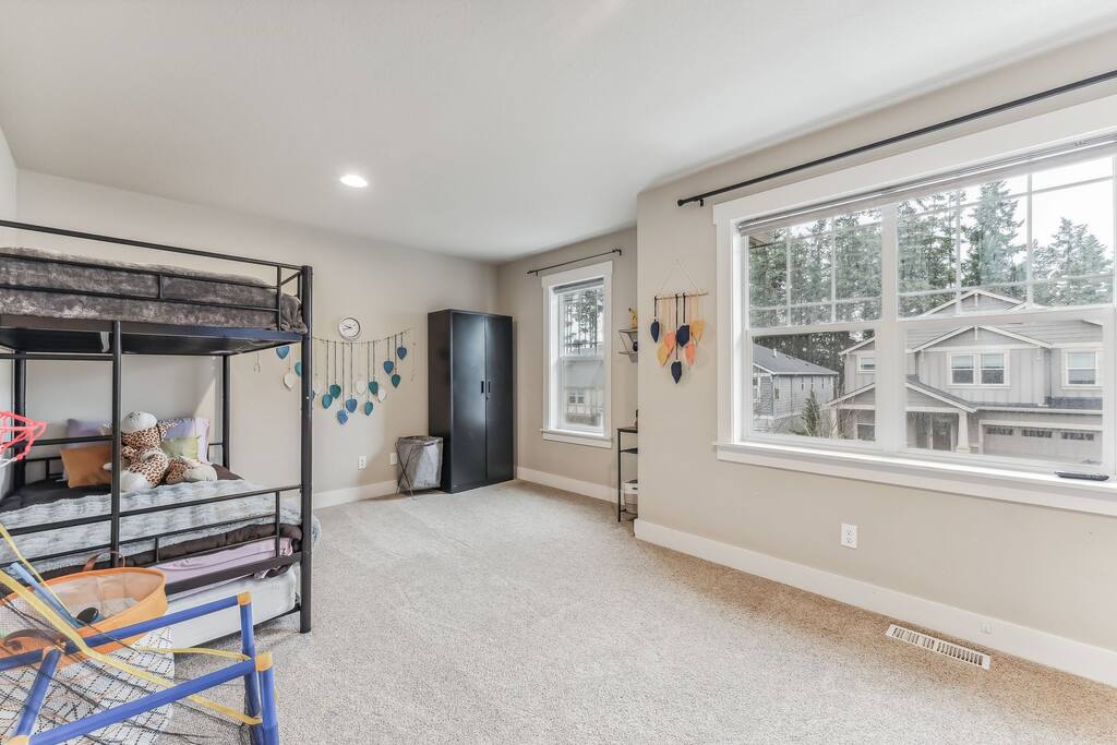 Spacious nice 5 bedroom house - Beaverton