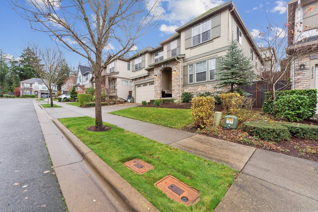 Spacious nice 5 bedroom house - Beaverton