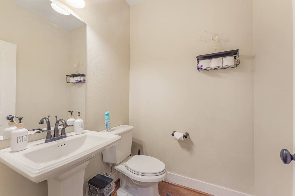 Spacious nice 5 bedroom house - Beaverton