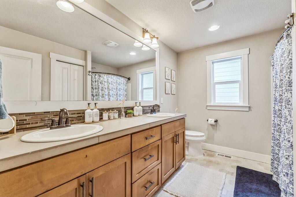 Spacious nice 5 bedroom house - Beaverton