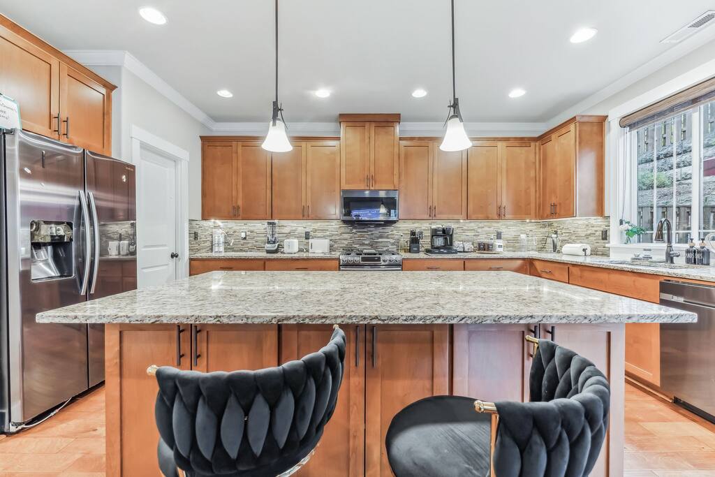 Spacious nice 5 bedroom house - Beaverton