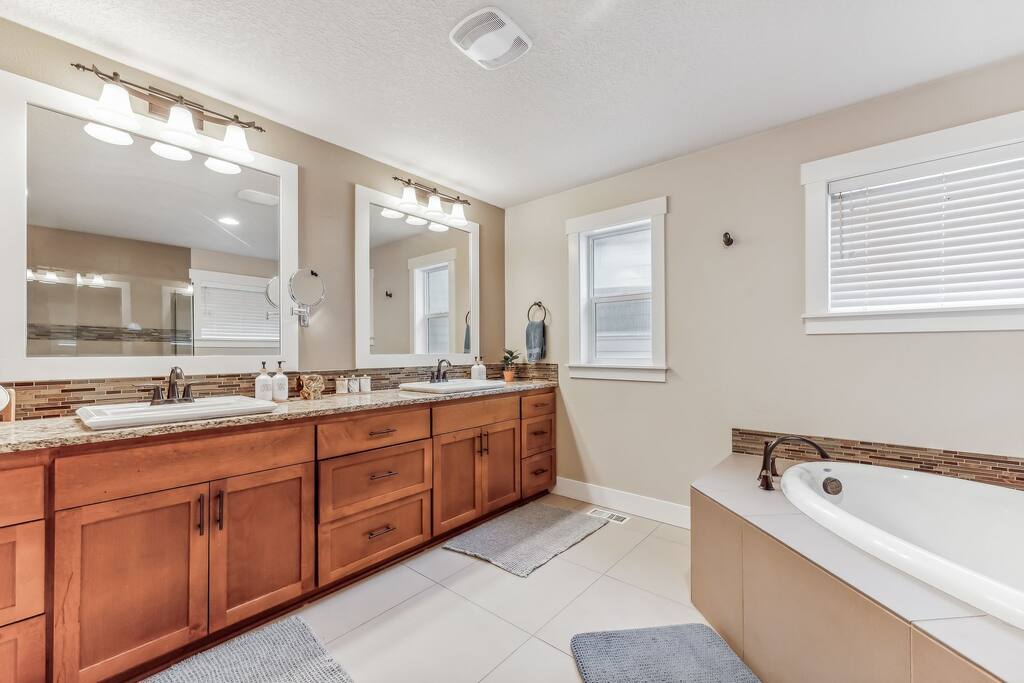 Spacious nice 5 bedroom house - Beaverton