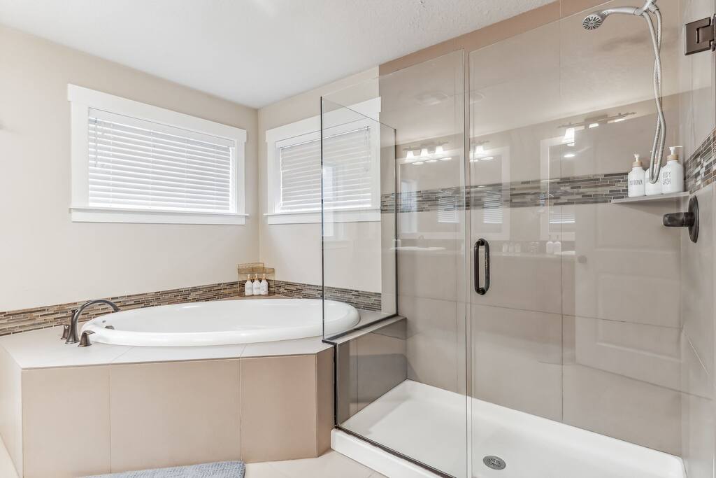 Spacious nice 5 bedroom house - Beaverton