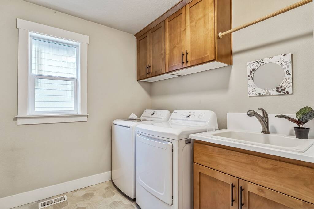 Spacious nice 5 bedroom house - Beaverton