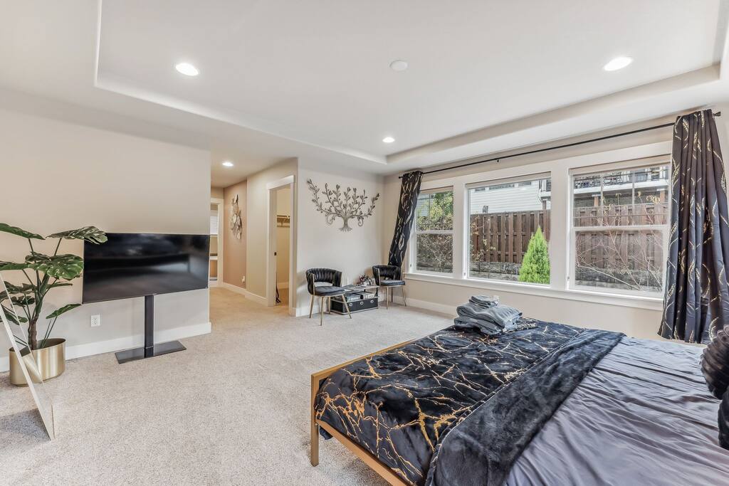 Spacious nice 5 bedroom house - Beaverton