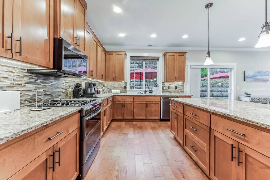 Spacious nice 5 bedroom house - Beaverton