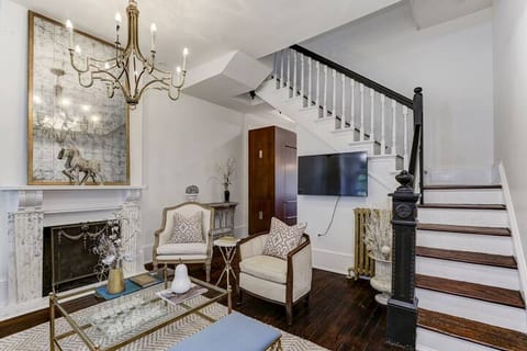 Luxe 5BR / 3BA, 2 Blks to Capitol & Metro